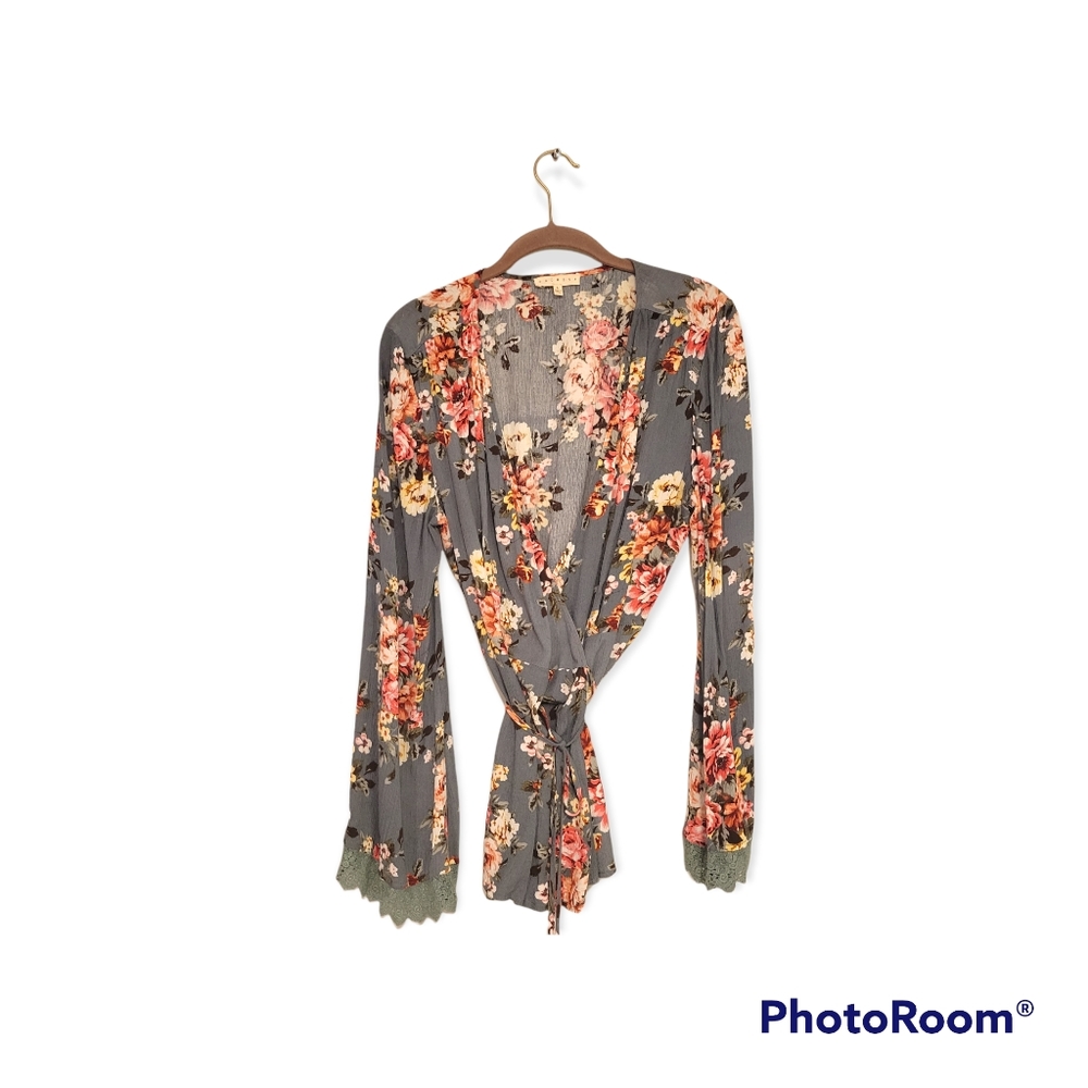 Promesa Women's Large floral wrap shirt , flare sleeve with crochet lace trim